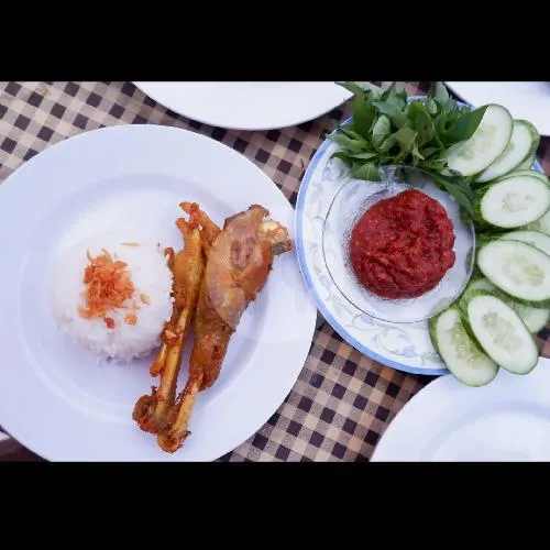 Ayam Kampung Goreng dan Nasi